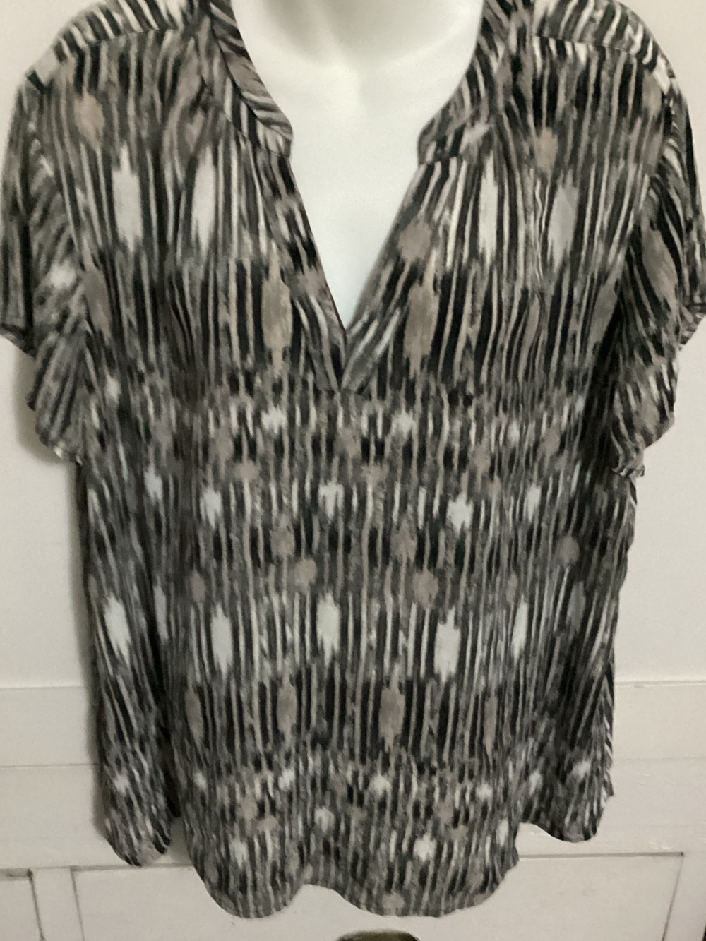 Sejour Black and Cream Printed V-Neck Short Sleeve Blouse